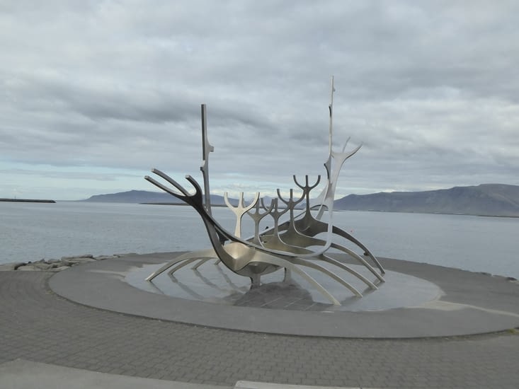 Sculpture sur le port de Reykjavik - Le voyageur du soleil