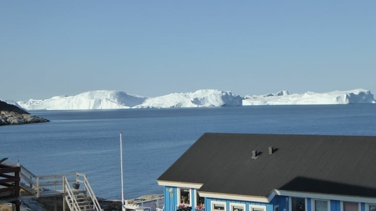 Chaîne d'icebergs à la sortie du fjord de glace