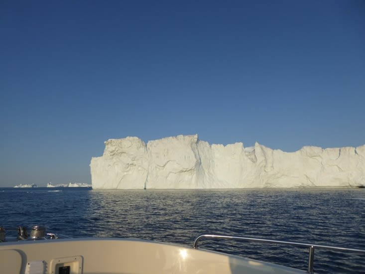 Iceberg sous le soleil matinal