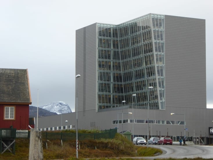 De la neige derrière le Nuuk Center