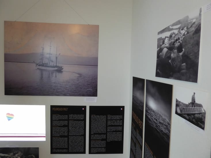 Exposition français/islandais dans l'escalier du musée de Borgarnes