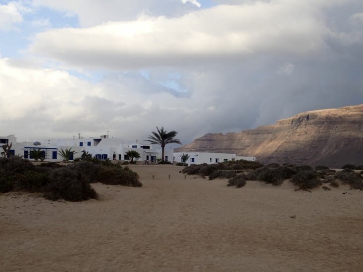 2-3 km de marche dans le désert canarien pour arriver à notre "bab el oued"