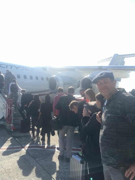 Devant notre avion à l’emba