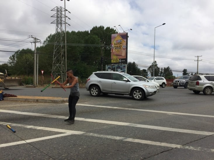 Aux feux tricolores beaucoup de jeunes jonglent etc