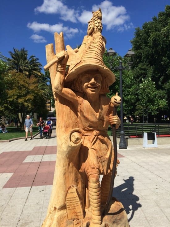 Statue mapuche sur la place