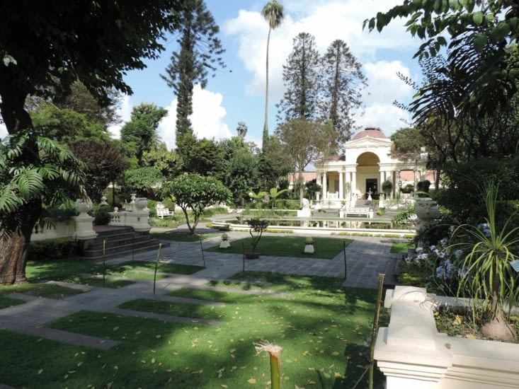 le salon de thé et la moitié du parc