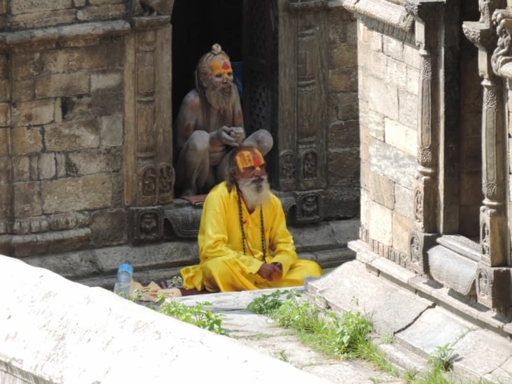 sadhu qui prie ou médite... ou peut être juste qu'ils attendent que le temps passe