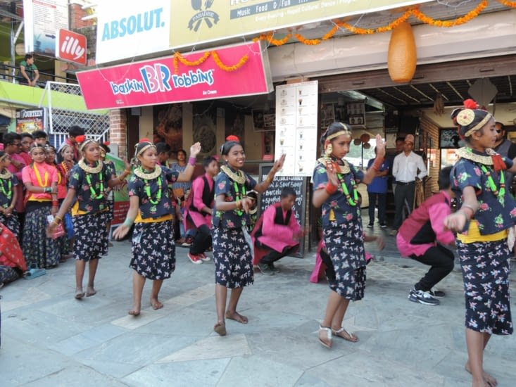 un groupe de danseurs