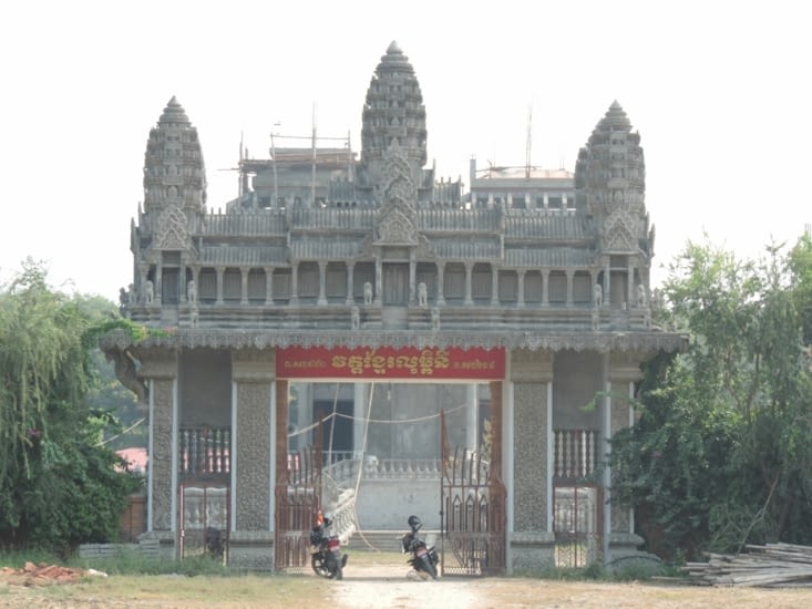 la porte du palais où est né bouddha en complète reconstruction