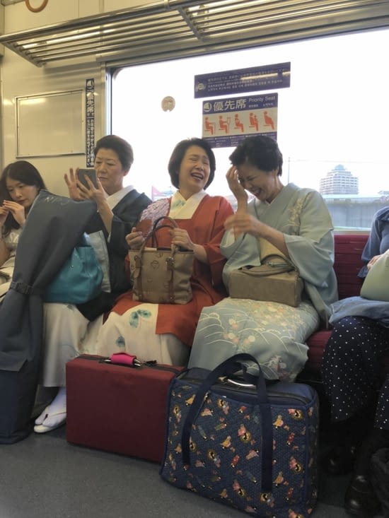 Japonaises en habits traditionnels dans le métro