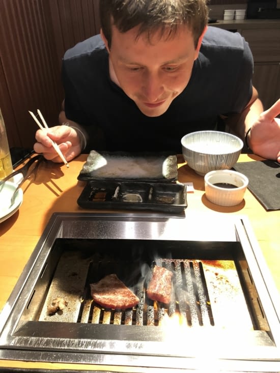 Etienne en admiration devant son bout de viande ^^