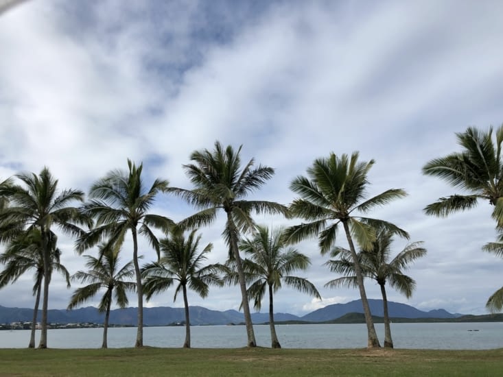Promenade Pierre Vernier, le long de la mer de Corail