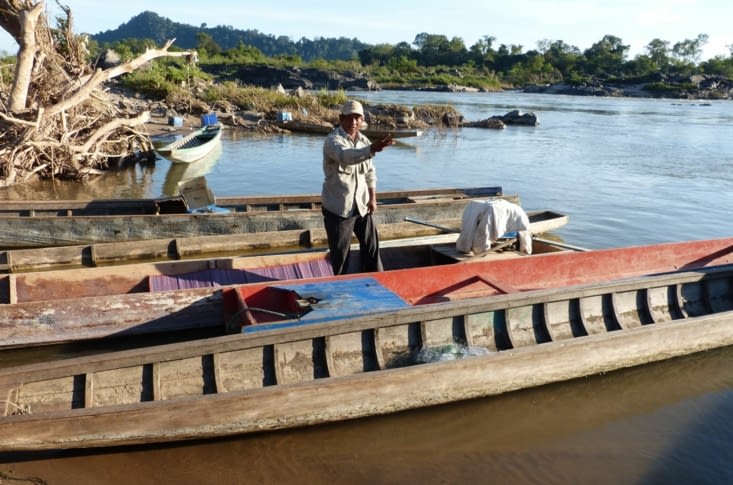 promenade en pirogue pour aller voir les petits dauphins de l'Irrawady