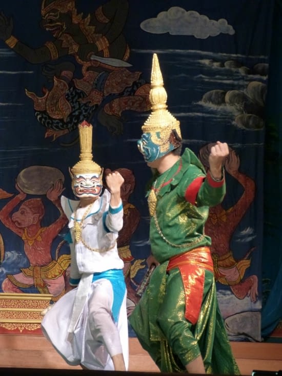 le prince demande l'aide d'Hanuman, le roi (blanc) des singes