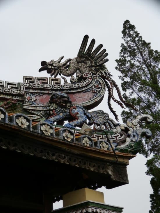 les toits des pavillons sont surmontés de dragons à l' effigie de l'empereur