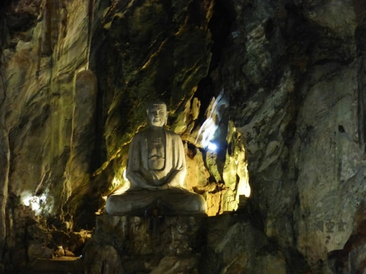 grotte de Huyen Khong, éclairée naturellemnt par 3 trous au plafond