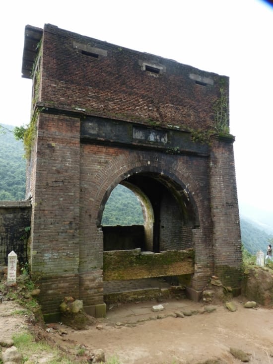le col de Hai Van. Au 15ième , il,servait  de frontière naturelle entre le Vietnam et