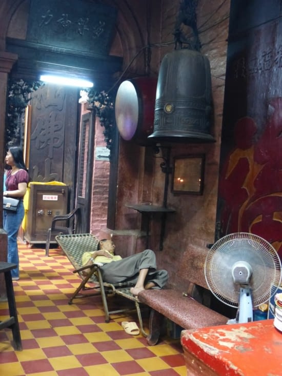 on suit un petit couloir qui nous mène à un autre autel