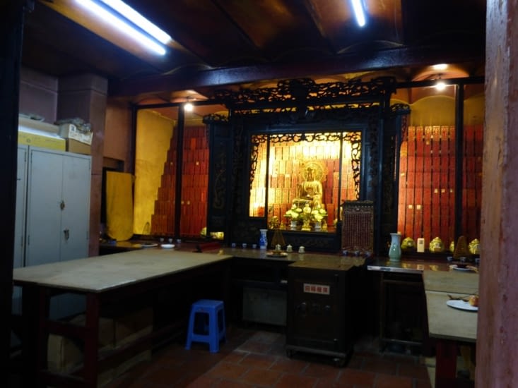 remarquez le coffre-fort devant l'autel