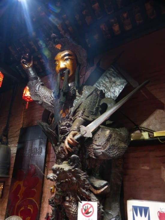 un des gardiens du temple trrassant le dragon