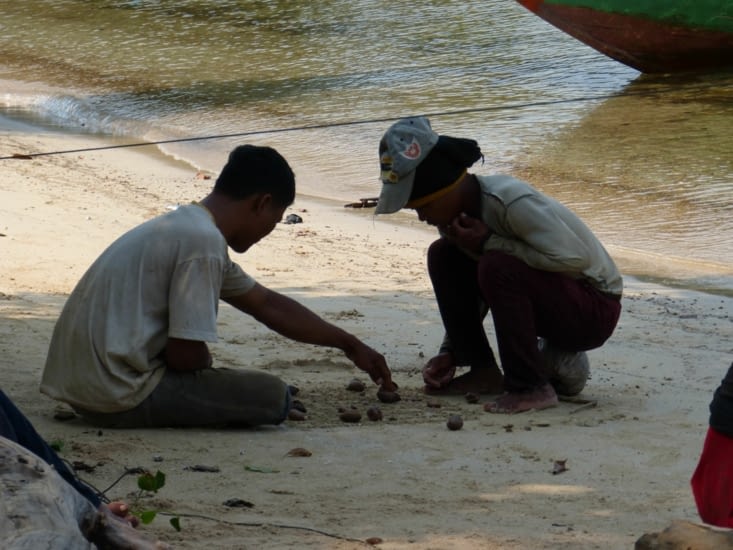 leur jeu se situe entre les dames et l'awalé mais on ne sait pas comment