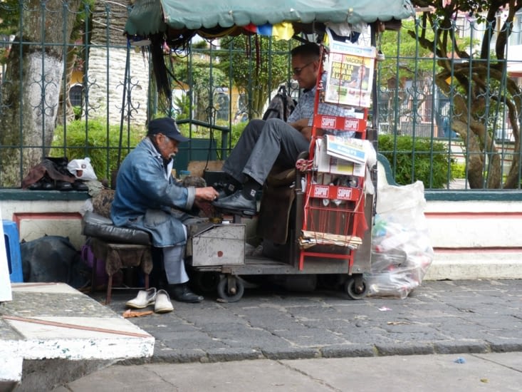 les petits métiers perdurent, ici le cireur de chaussures
