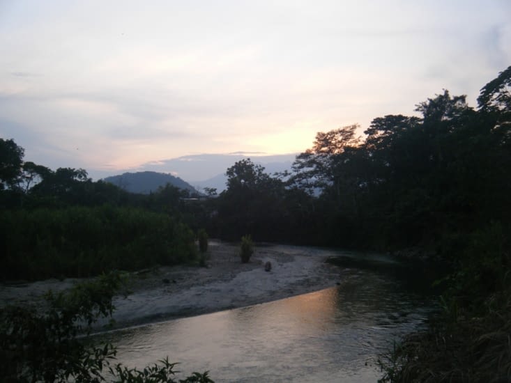 retour à la maison par les sentiers qui longent le fleuve