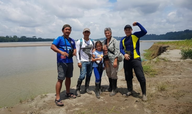 la fine équipe repart en exploration . pirogue pour aller dans un lieu où les