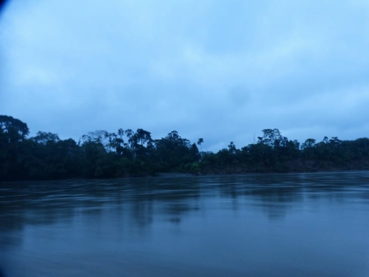 le jour se lève sur le fleuve Napo qui rejoindra l'Amazone plus bas