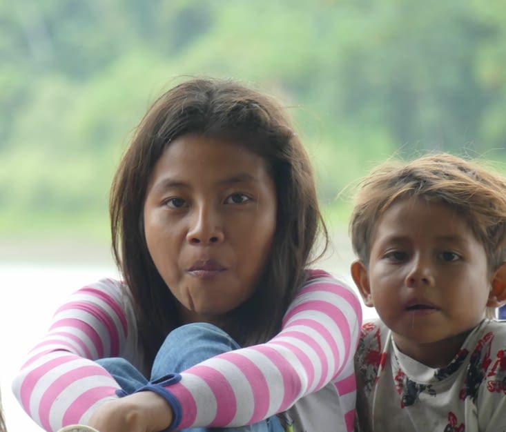 certains ont les cheveux châtains et les yeux clairs