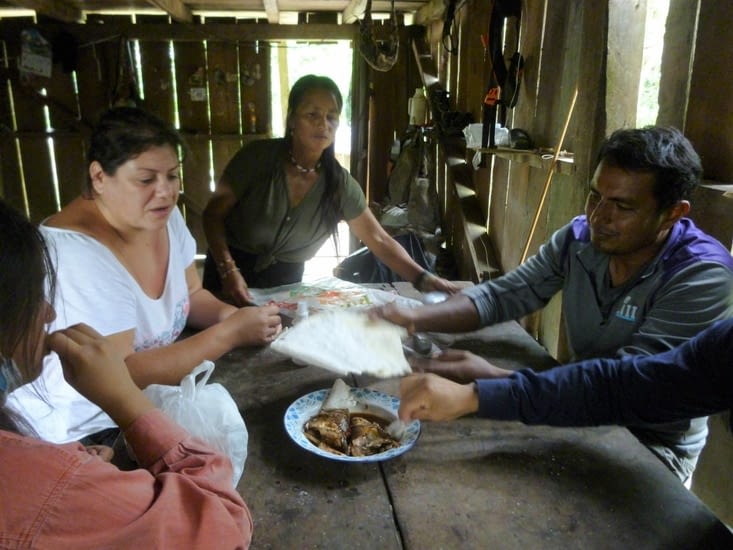 petit déjeuner offert par Bety la femme de Ramiro. Au menu poisson et kassabe sorte de