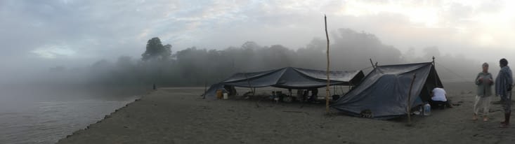 5h du matin.Le camp se réveille dans la brume