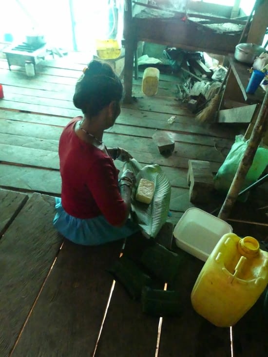 Bety fait fumer le fromage que nous avons apporté pour le conserver.