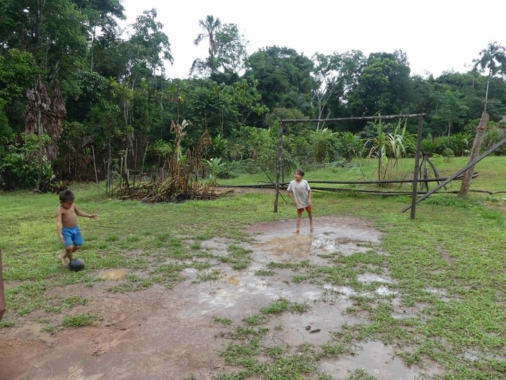 la pluie n'empêche pas les enfants de jouer au foot