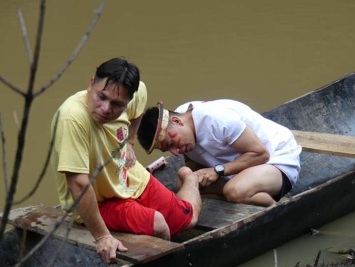 un des jeunes s'est blessé : une grosse écharde que Nixon lui retire au couteau !
