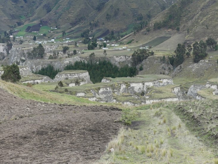 Nous quittons Zumbahua pour Quilotoa à quelques km. Des canyons parsèment le paysage.