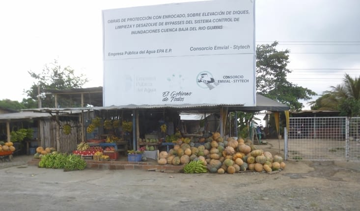 vente au bord de la route, traditionnel en Equateur. On peut faire son marché