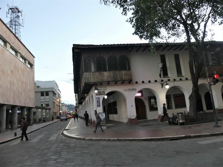 très belle maison coloniale typique à balcon en bois