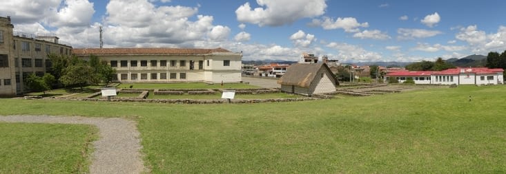 ruines du site inca de Tomebamba. L'Inca voulait faire de cette cité le pendant de Cuzco