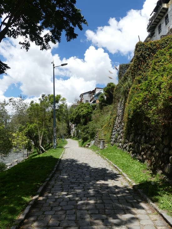 Un chemiin piétonnier offre une promenade agréable au calme au coeur de la ville.