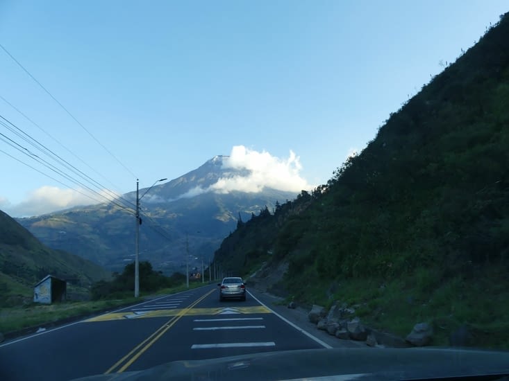 devant nous se dresse le Tungurahua (5023m)toujours en activité.