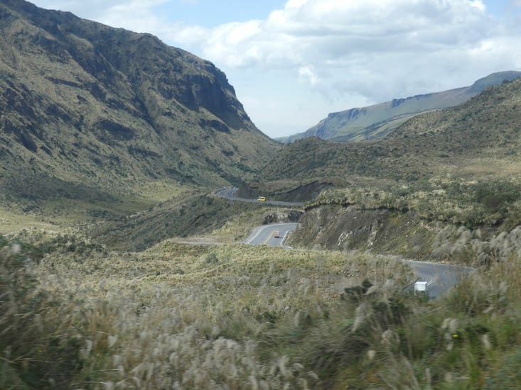 les montagnes non pas russes mais équatoriennes vers Quito