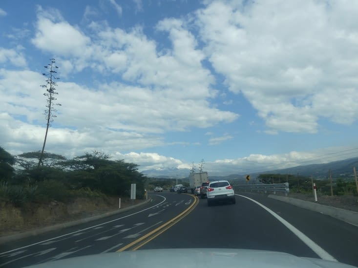 route vers le nord région de Cayambe qui porte le même nom qu'un autre magnifique volcan