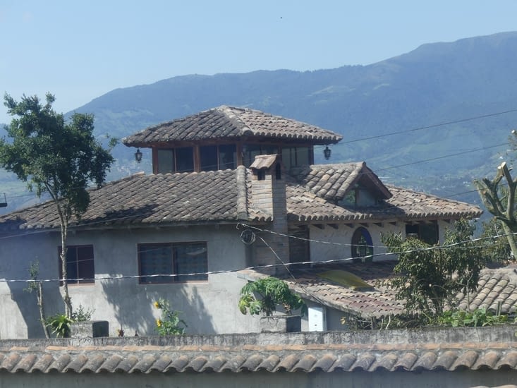 le toit des maisons est en tuiles matériel usuel dans cette région.