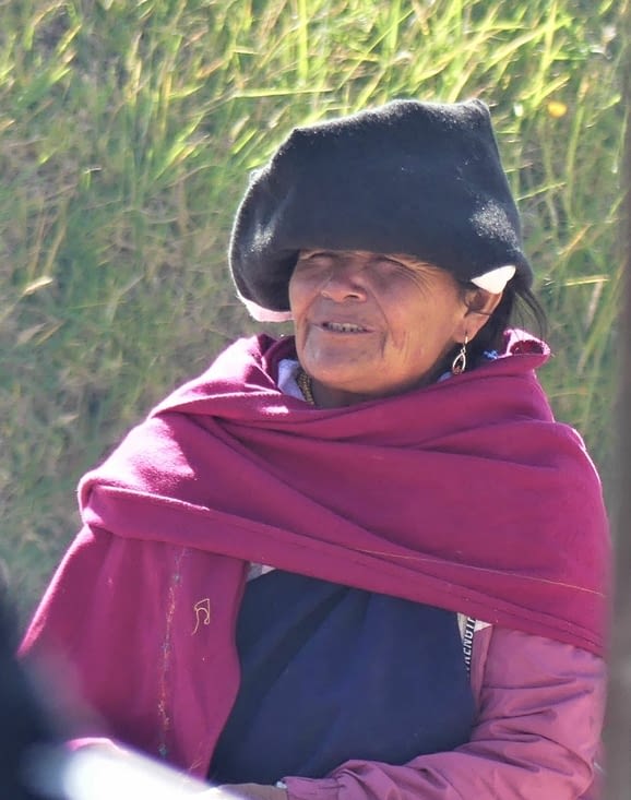 vieille femme d'Otavalo avec coiffe traditionnelle à savoir un morceau d'étoffe plié.