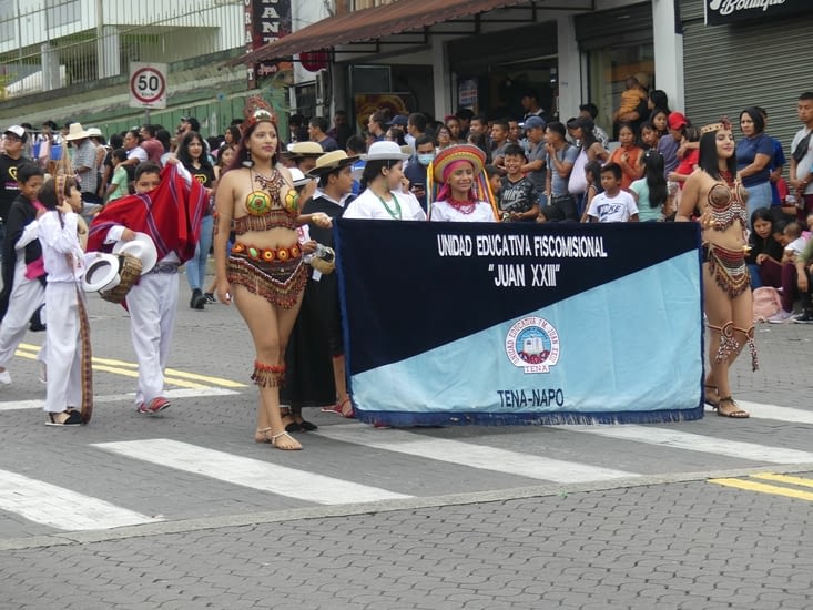 devant chaque char et groupe une banderole en définit l'origine