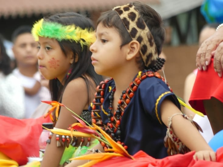 les couronnes faites de plumes d'aras font penser à l'ethnie siona secoya