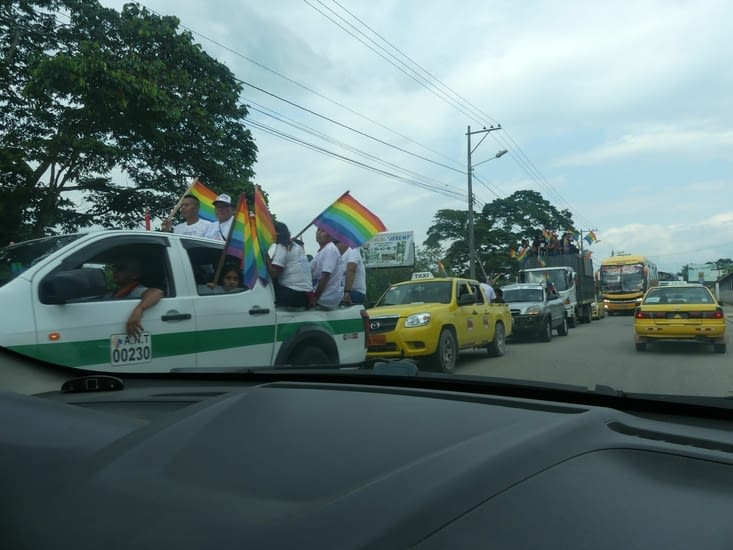 tout le monde y participe Hommes ,femmes, enfants ,dans des camions bâchés ,en bus....