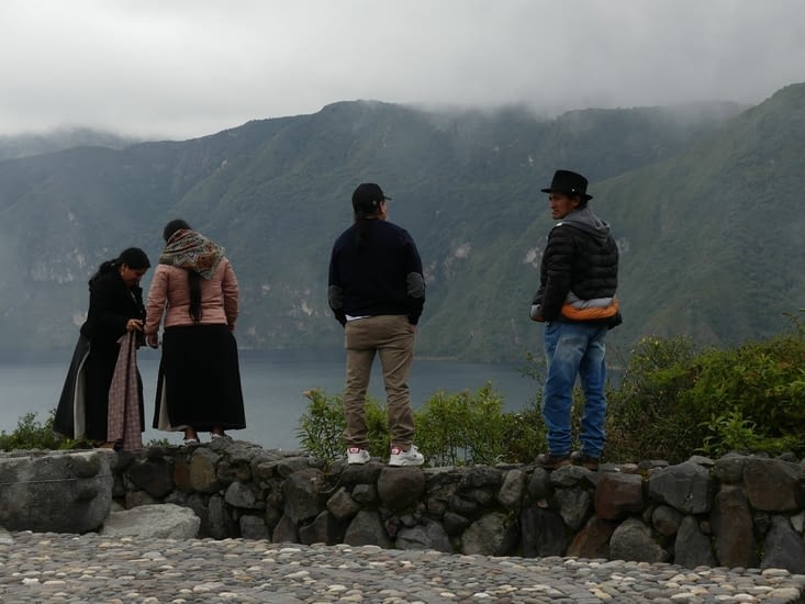 indiens Otavalo. Les femmes portent le costume traditionnel mais pas les hommes.
