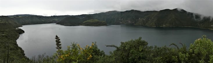 la lagune de Cuicocha à plus de 3000m occupe le cratère d'un volcan , avec ses deux îlots